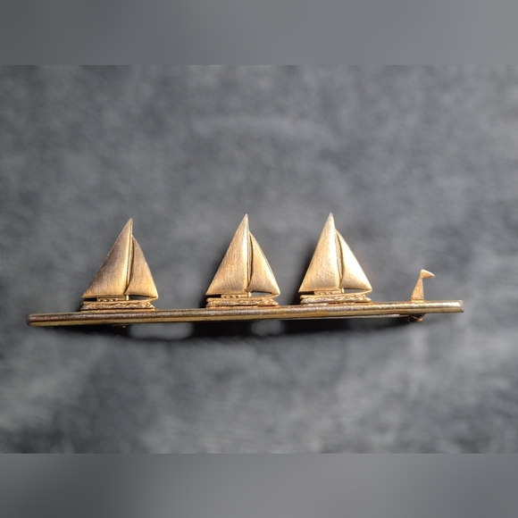 Mid-century Brass long Sail Boats Brooch - Picture 2 of 6